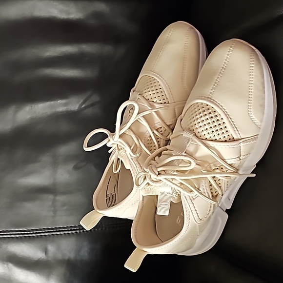 Fabletics Brookside PerformanceSneaker size 8 Cream EUC - Picture 12 of 12